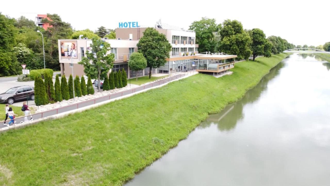 Hotel River Nitra Bagian luar foto