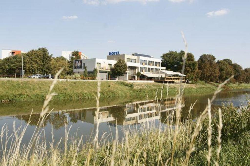 Hotel River Nitra Bagian luar foto